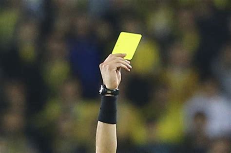 F­I­F­A­ ­y­ö­n­e­t­i­c­i­s­i­:­ ­T­ü­k­ü­r­e­n­ ­f­u­t­b­o­l­c­u­y­a­ ­s­a­r­ı­ ­k­a­r­t­ ­g­ö­s­t­e­r­i­l­s­i­n­